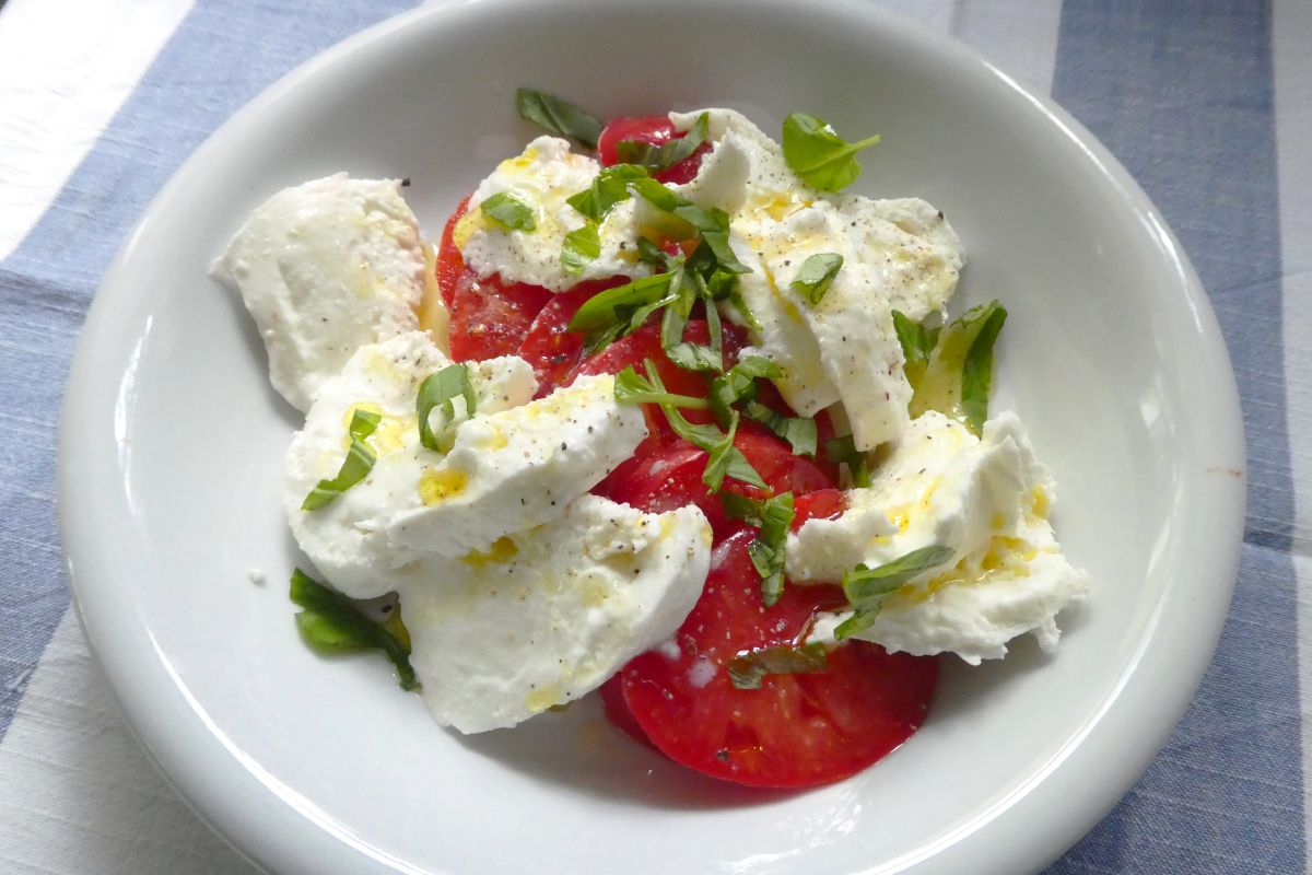 Insalata caprese (salade van tomaat, mozzarella en basilicum)