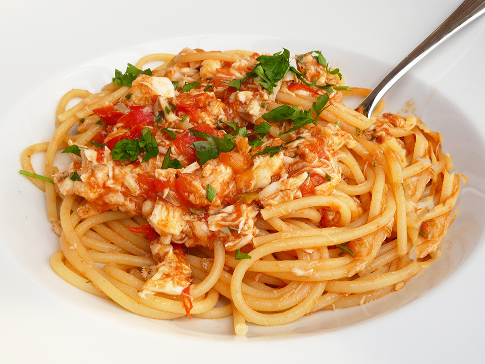 Spaghetti con pesce e pomodoro