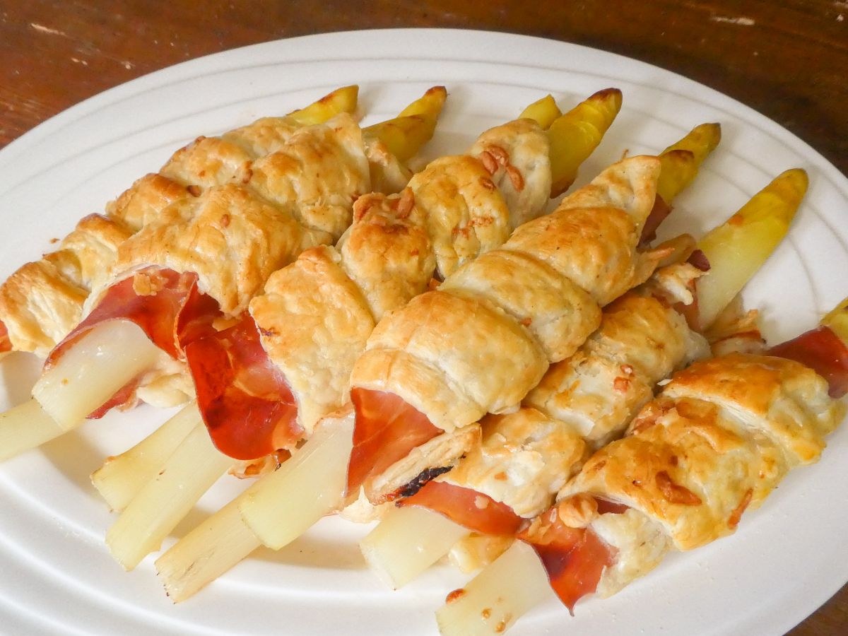 Asparagi in sfoglia con crudo (asperges in bladerdeeg met rauwe ham)